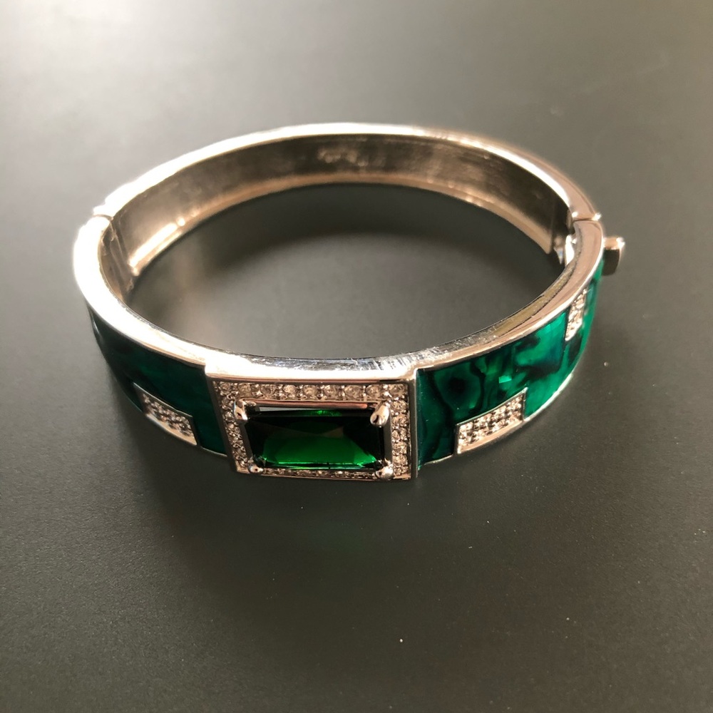 Gorgeous green stoned bracelet set in metal alloy